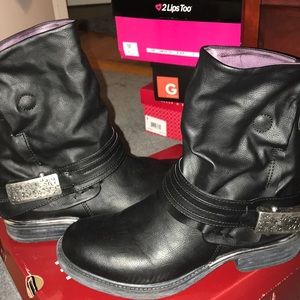 Esprit, side zip Black boots.